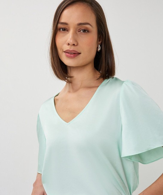 Blouse Esqualo vert d’eau satinée avec col V et manches fluides courtes, coupe élégante et féminine