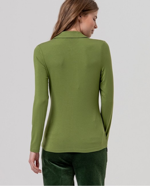 Chemise vert olive Surkana à col classique, manches longues et boutons sur le devant, portée par un mannequin