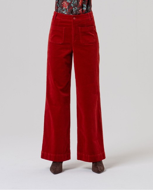 Pantalon rouge Surkana en velours côtelé fin, taille haute, jambes larges et deux poches plaquées sur le devant
