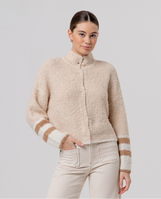 Cardigan beige bouclé à col montant femme Surkana – Alizé La Rochelle Cardigan beige Surkana en maille bouclée, col montant boutonné et manches longues à poignets rayés écru et camel
