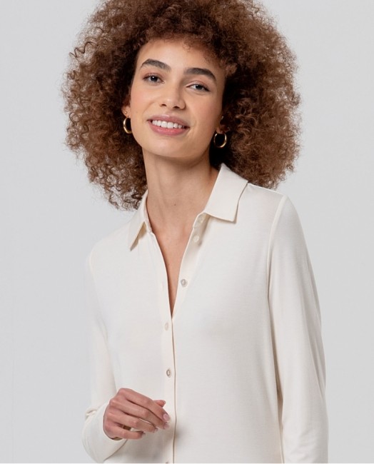 Chemise écrue femme en bambou Surkana – Alizé La Rochelle Chemise écrue Surkana en viscose de bambou, col classique, manches longues et boutonnage devant