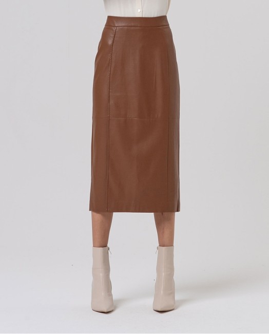 Jupe crayon midi cognac effet cuir Surkana portée avec une blouse écrue – Alizé La Rochelle