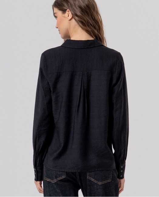 Chemisier noir fluide Surkana – Alizé La Rochelle Chemisier noir femme Surkana en viscose fluide, col chemise et manches bouffantes – Alizé La Rochelle