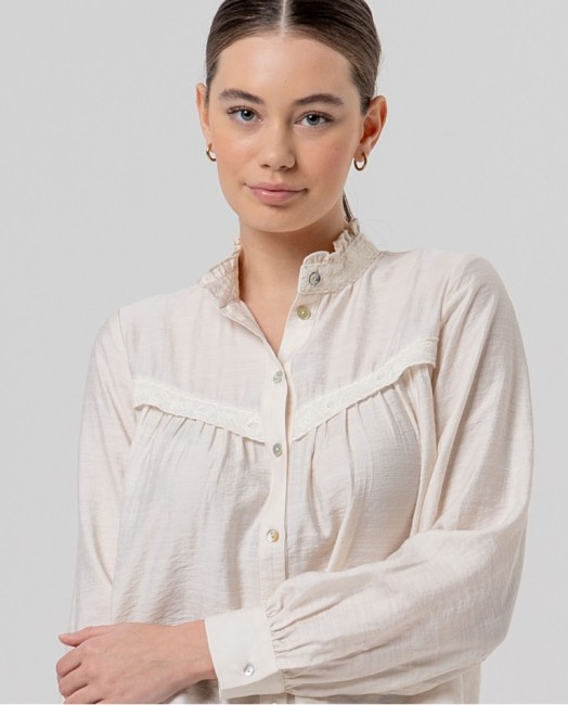 Blouse écrue femme Surkana en viscose fluide avec détail guipure – Alizé La Rochelle