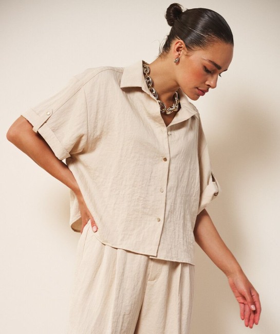 Chemisier court beige Esqualo à boutons-pression avec manches retroussées, coupe fluide et moderne