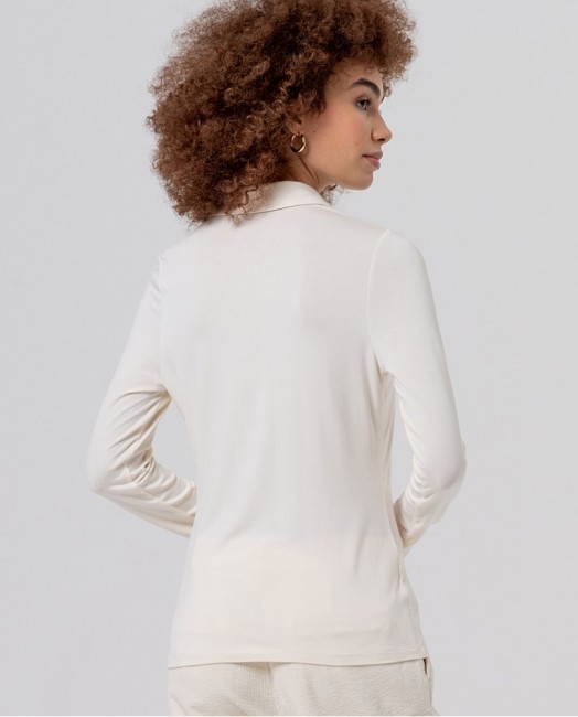 Chemise écrue femme en bambou Surkana – Alizé La Rochelle Chemise écrue Surkana en viscose de bambou, col classique, manches longues et boutonnage devant