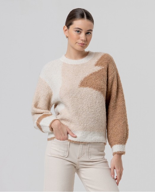 Pull Surkana écru, beige et camel à motifs géométriques, col rond et manches longues, porté par un mannequin