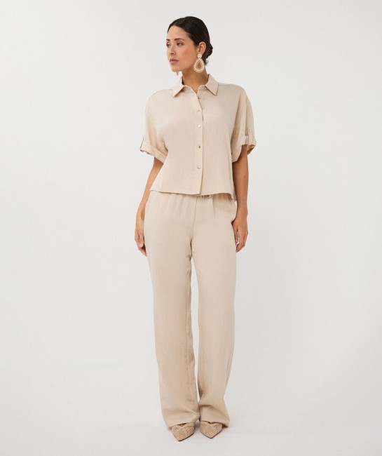 Chemisier court beige Esqualo à boutons-pression avec manches retroussées, coupe fluide et moderne
