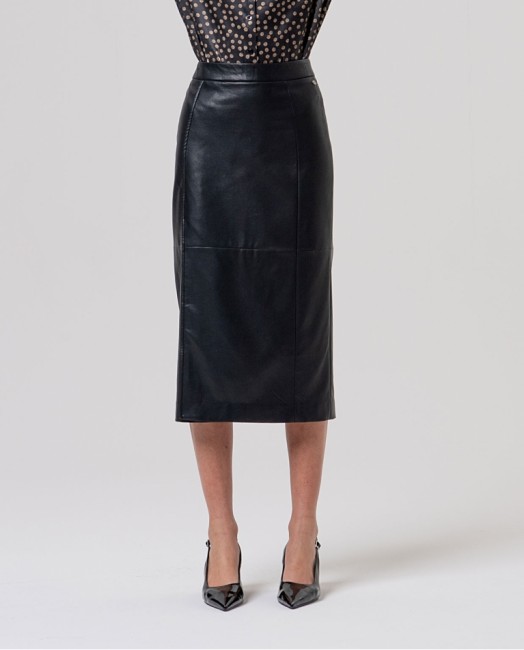 Jupe crayon midi noire effet cuir Surkana portée avec une chemise imprimée – Alizé La Rochelle