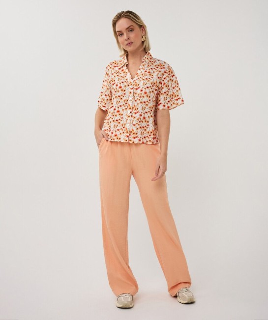 Blouse Esqualo à imprimé floral écru et orange, manches courtes, col V avec boutons, coupe fluide et légère