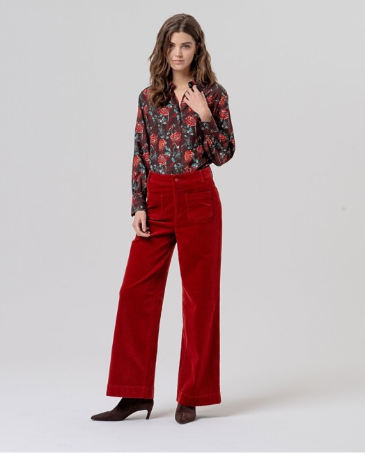 Pantalon rouge Surkana en velours côtelé fin, taille haute, jambes larges et deux poches plaquées sur le devant