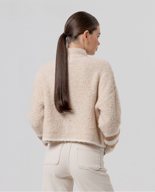 Cardigan beige bouclé à col montant femme Surkana – Alizé La Rochelle Cardigan beige Surkana en maille bouclée, col montant boutonné et manches longues à poignets rayés écru et camel