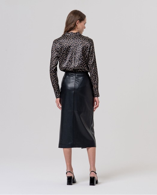 Jupe crayon midi noire effet cuir Surkana portée avec une chemise imprimée – Alizé La Rochelle