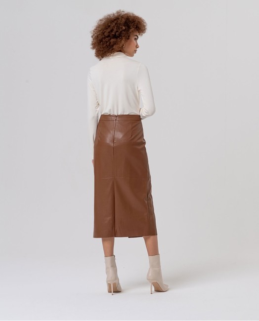Jupe crayon midi cognac effet cuir Surkana portée avec une blouse écrue – Alizé La Rochelle