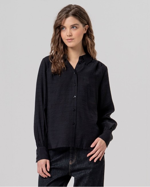 Chemisier noir fluide Surkana – Alizé La Rochelle Chemisier noir femme Surkana en viscose fluide, col chemise et manches bouffantes – Alizé La Rochelle