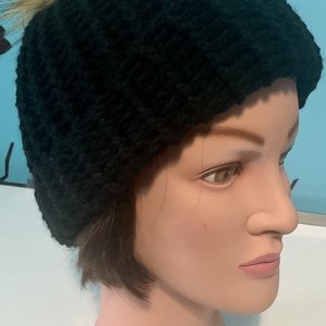 bonnet noir pompon gris 4