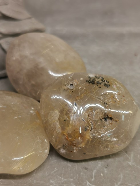 quartz rutile pierre polie