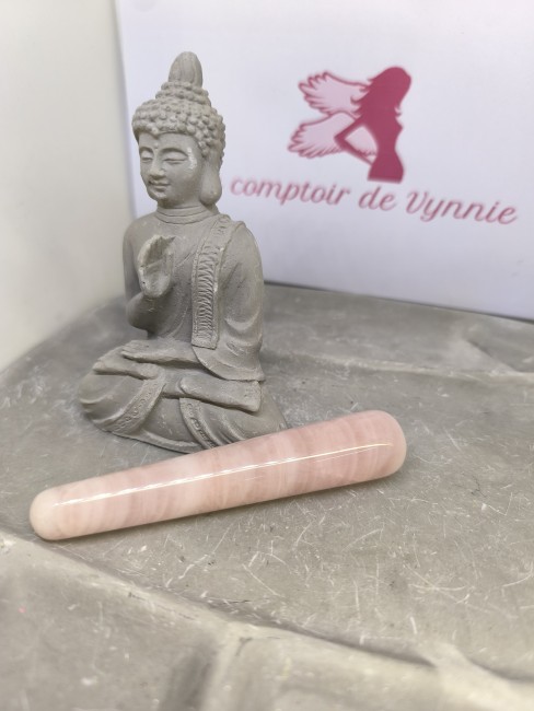 Outil de massage facial en quartz rose pour rituel bien-être