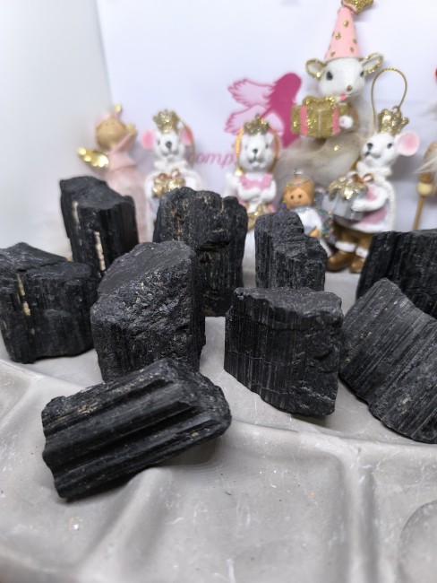 Tourmaline noire brute – Le Comptoir de Vynnie Tourmaline noire brute naturelle sur base plate – Pierre de protection