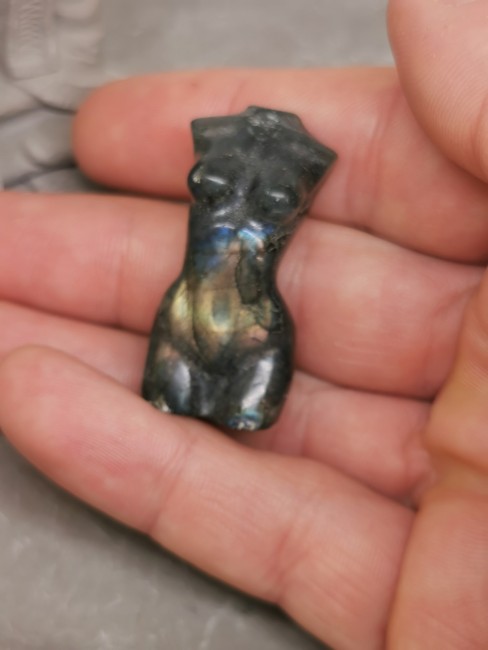 Pierre protection labradorite sculpture femme