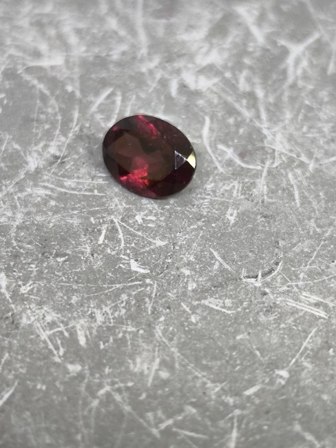 Grenat rouge naturel taillé pour bijouterie