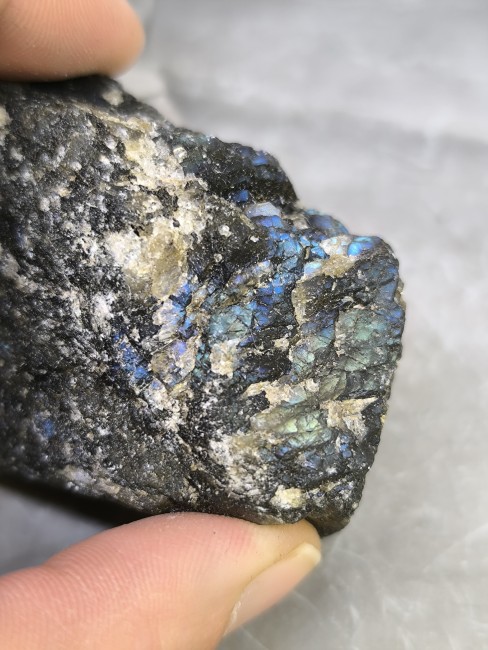 Détail d’une labradorite brute avec labradorescence bleue