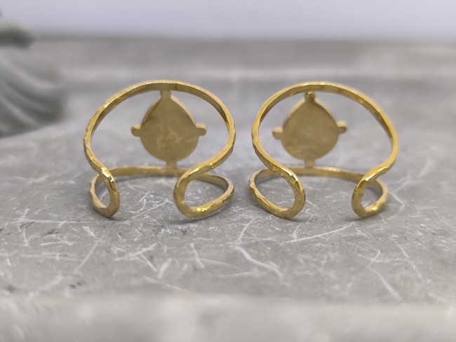 bague dorée ovale pierre bleue élégante