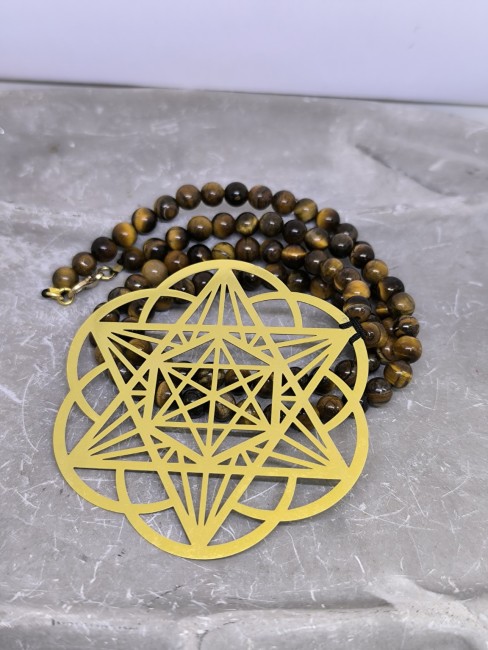 Grand médaillon Cube de Métatron en plaqué or monté à la main par Vynnie sur perles naturelles d’Œil de Tigre – bijou de protection énergétique. Collier Cube de Métatron Plaqué Or – Œil de Tigre – Création Vynnie