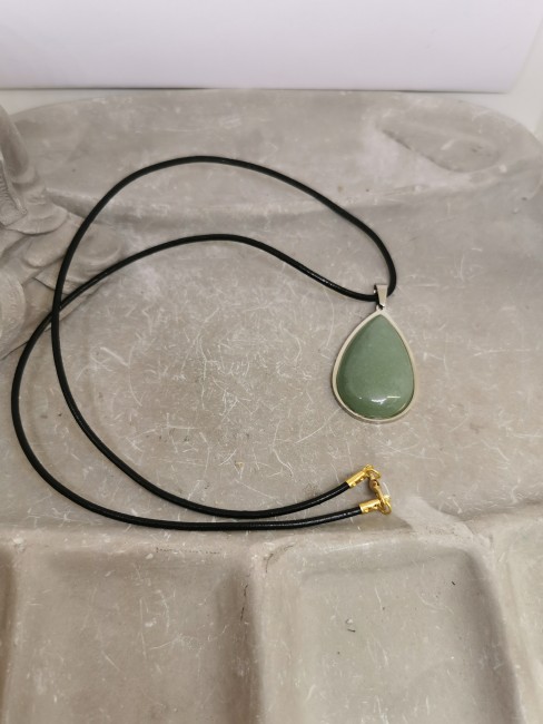 collier pierre verte cordon noir cuir