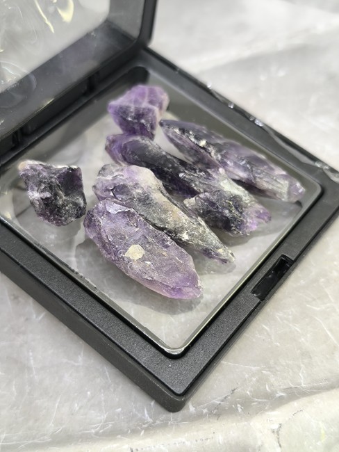Cristaux d’améthyste bruts de belle couleur