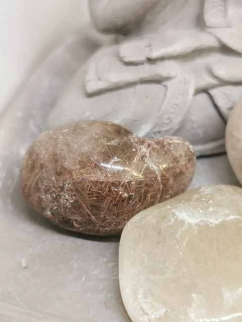 pierre naturelle quartz rutile doré