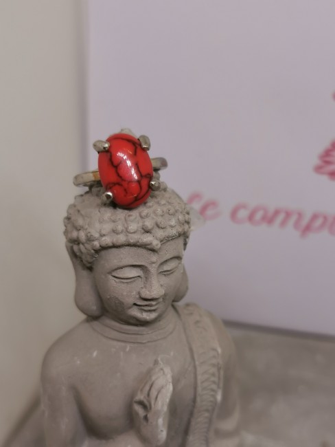 Bague en howlite teintée rouge montée sur acier inoxydable argent, taille 49. Bague howlite rouge teintée taille 49