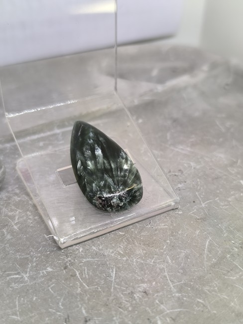 Pierre de séraphinite polie – pièce unique aux reflets argentés