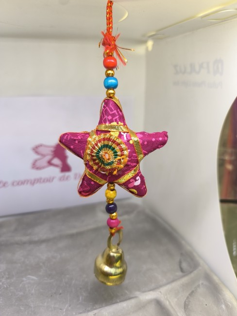 Décorations traditionnelles indiennes en tissu recyclé – artisanat éthique de Jaipur – étoile mauve Décorations indiennes artisanales en tissu recyclé à suspendre avec grelots – étoile mauve