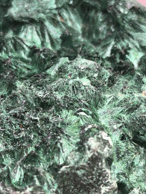 Pierre malachite brute verte intense pierre malachite brute texture fibreuse cristaux