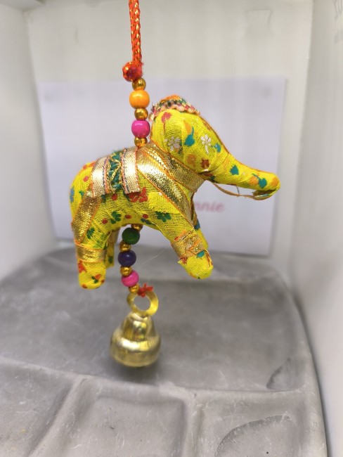 Décorations indiennes artisanales en tissu recyclé à suspendre avec grelots – éléphant jaune
