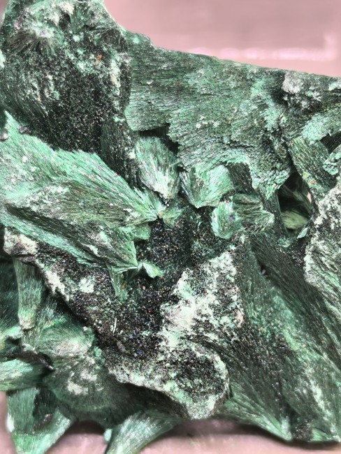 pierre malachite brute texture fibreuse intense
