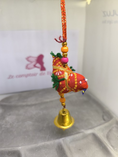 Décorations traditionnelles indiennes en tissu recyclé – artisanat éthique de Jaipur – oiseau rouge Décorations indiennes artisanales en tissu recyclé à suspendre avec grelots – oiseau rouge