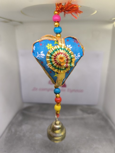 Décorations traditionnelles indiennes en tissu recyclé – artisanat éthique de Jaipur -cœurs bleu Décorations indiennes artisanales en tissu recyclé à suspendre avec grelots – cœurs bleu