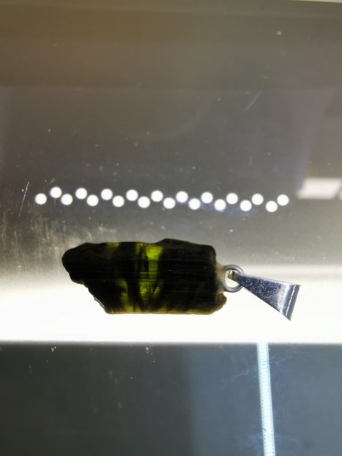 Tourmaline verte brute montée en bijou