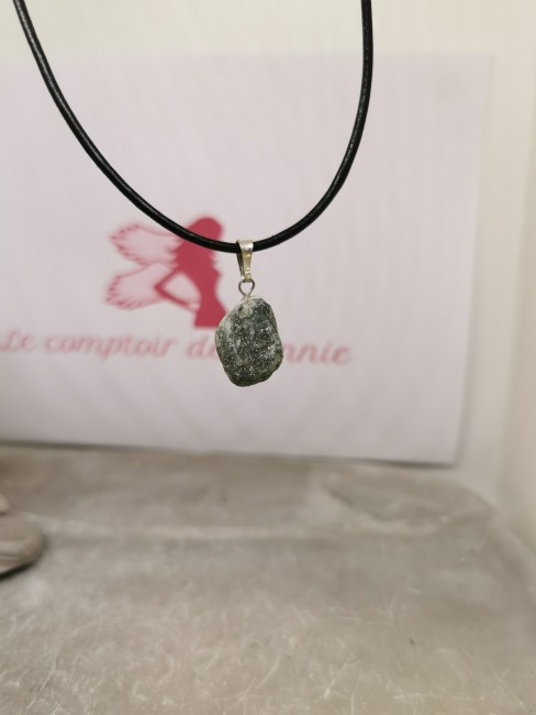 Bijou naturel collier pierre verte brute
