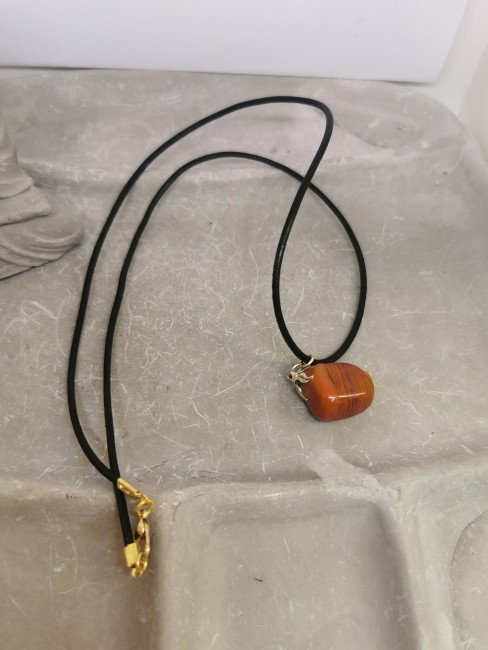 collier pierre rouge cuir noir