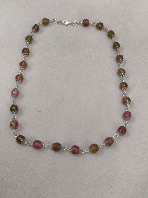 Bijou élégant en tourmaline melon d’eau facettée sur chaîne zamak Détail des perles facettées en tourmaline melon d’eau rose et verte
