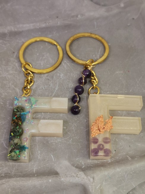 porte clé F pierre naturelle amethyste