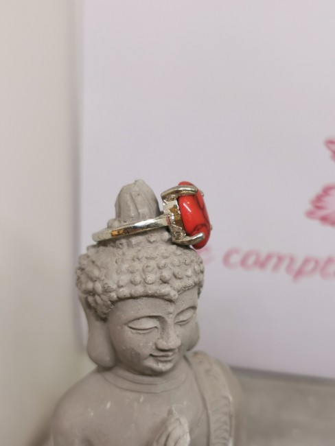 Bague élégante en pierre naturelle teintée rouge. Bague pierre rouge veiné naturelle