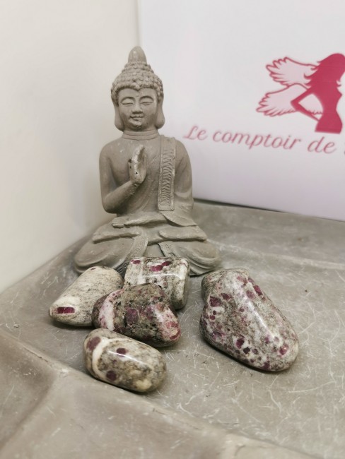 pierre naturelle rubis cordiérite roulée