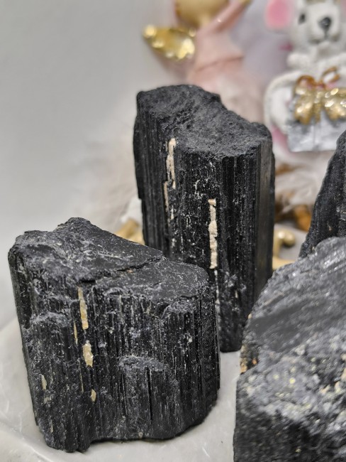 Tourmaline noire brute – Le Comptoir de Vynnie Tourmaline noire brute naturelle sur base plate – Pierre de protection