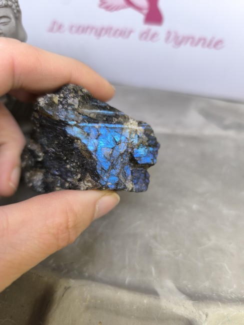 Pierre de labradorite brute facetée naturellement