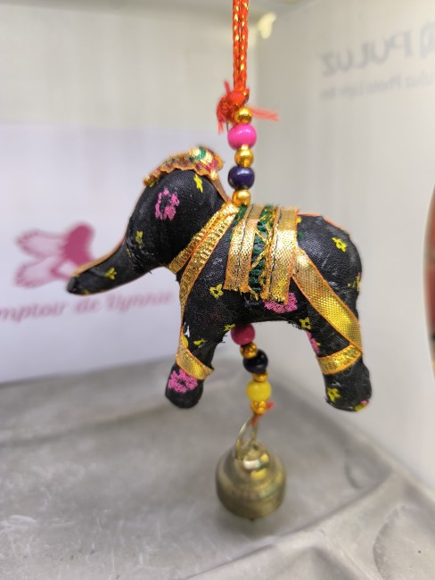 Décorations indiennes artisanales en tissu recyclé à suspendre avec grelots – éléphant noir