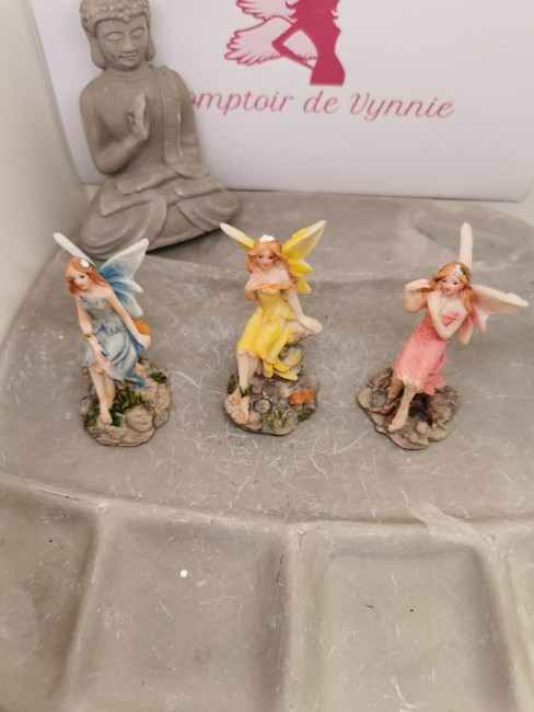 Fée assise sur pierres